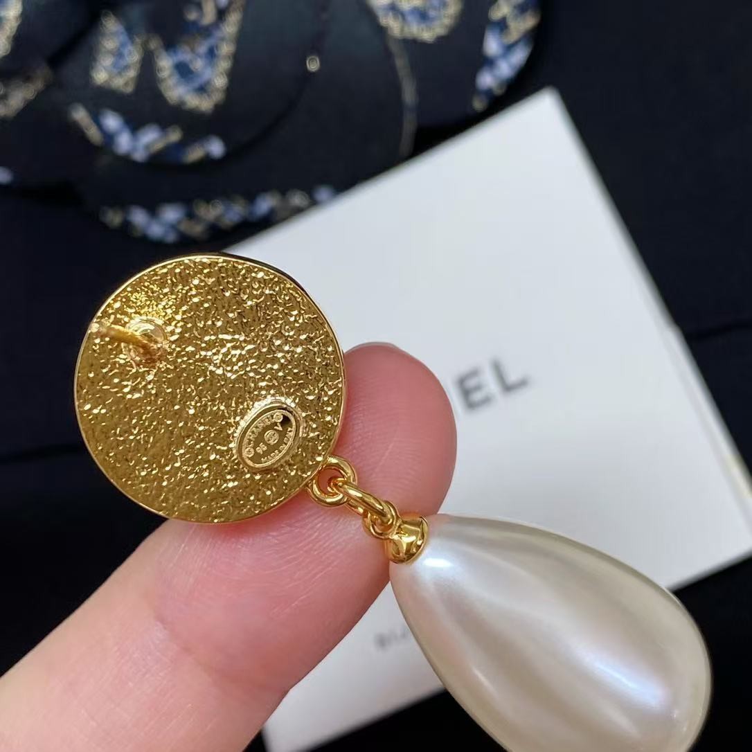 <p>CHANEL&nbsp;纽扣珍珠吊大水滴珍珠耳环</p>