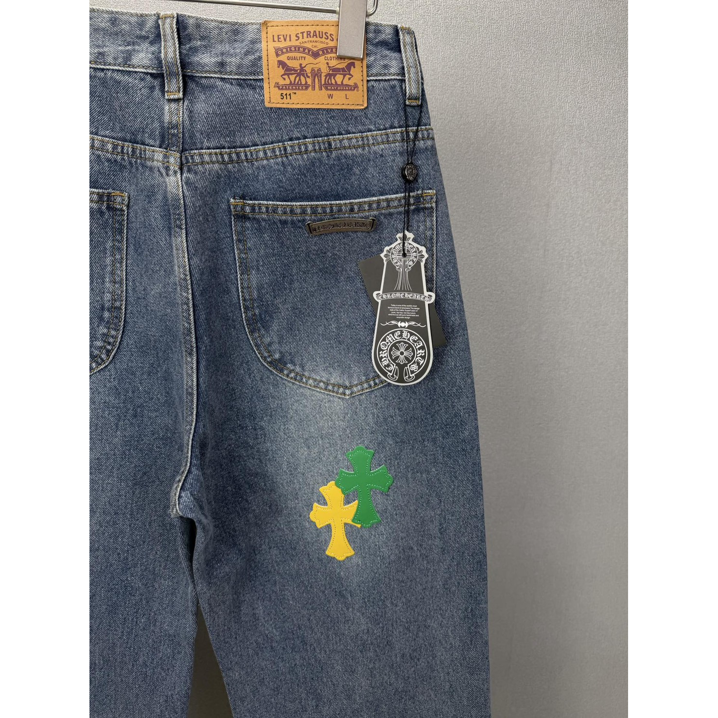 <p>CHROME HEARTS 红黄绿大十字架牛仔裤</p>