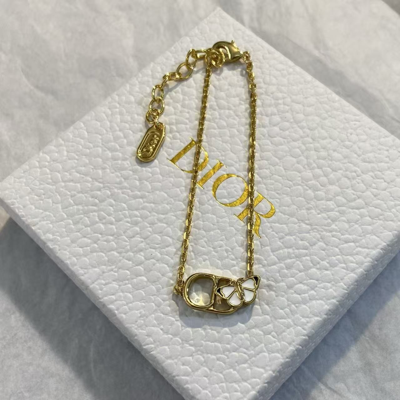 <p>DIOR 珐琅蝴蝶CD手链</p>