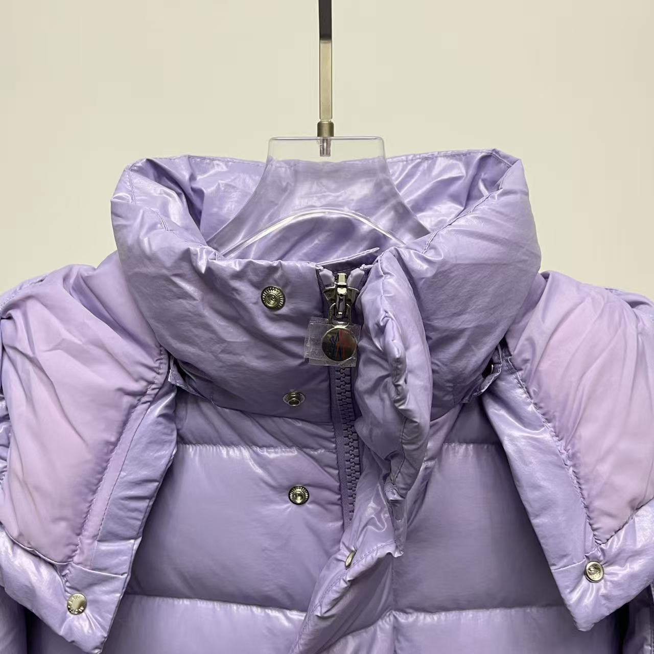 <p>Moncler 70周年双标连帽羽绒服(薰衣紫)</p>