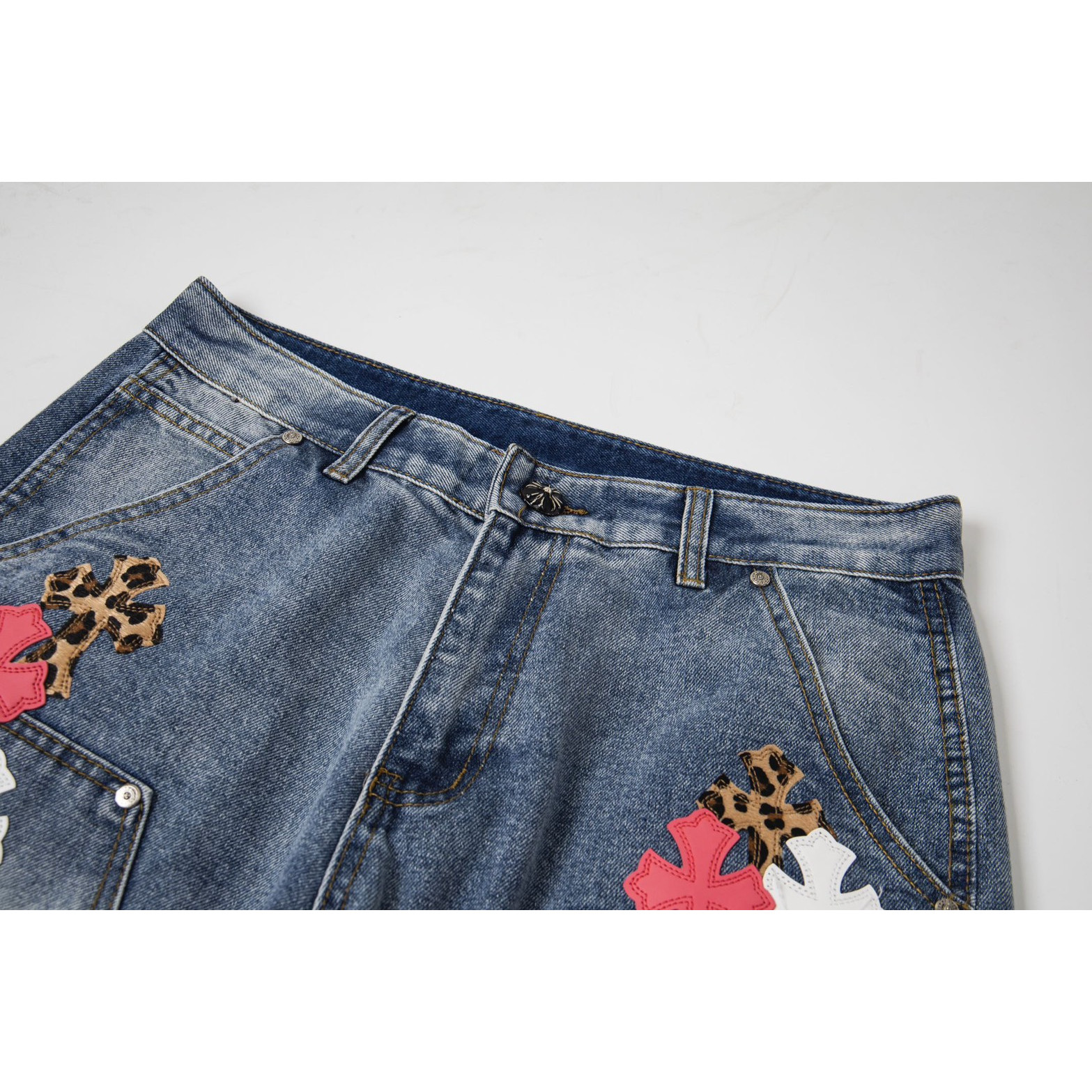 <p>CHROME HEARTS 蓝白多色拼皮泼墨牛仔美式工装长裤(1732#)</p>

<p>&nbsp;</p>