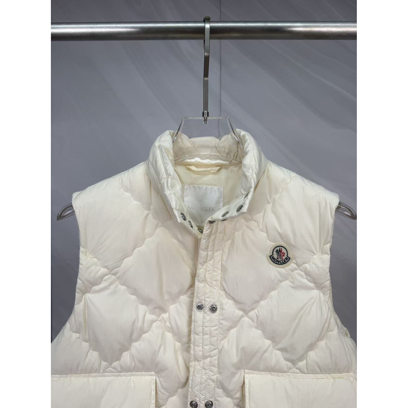 <p>Moncler 菱格纹立领休闲女士羽绒背心(白)</p>
