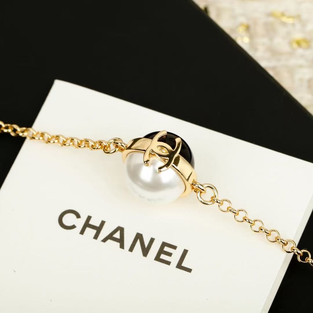 <p>CHANEL&nbsp;黑白拼色珍珠毛衣链</p>