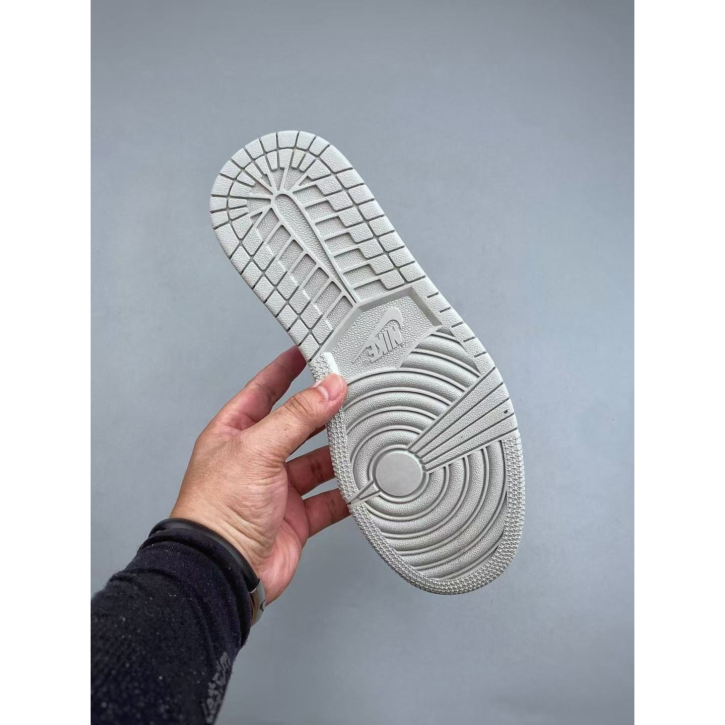 <p>Nike Air Jordan Air Jordan 1 休闲板鞋(灰白)</p>
