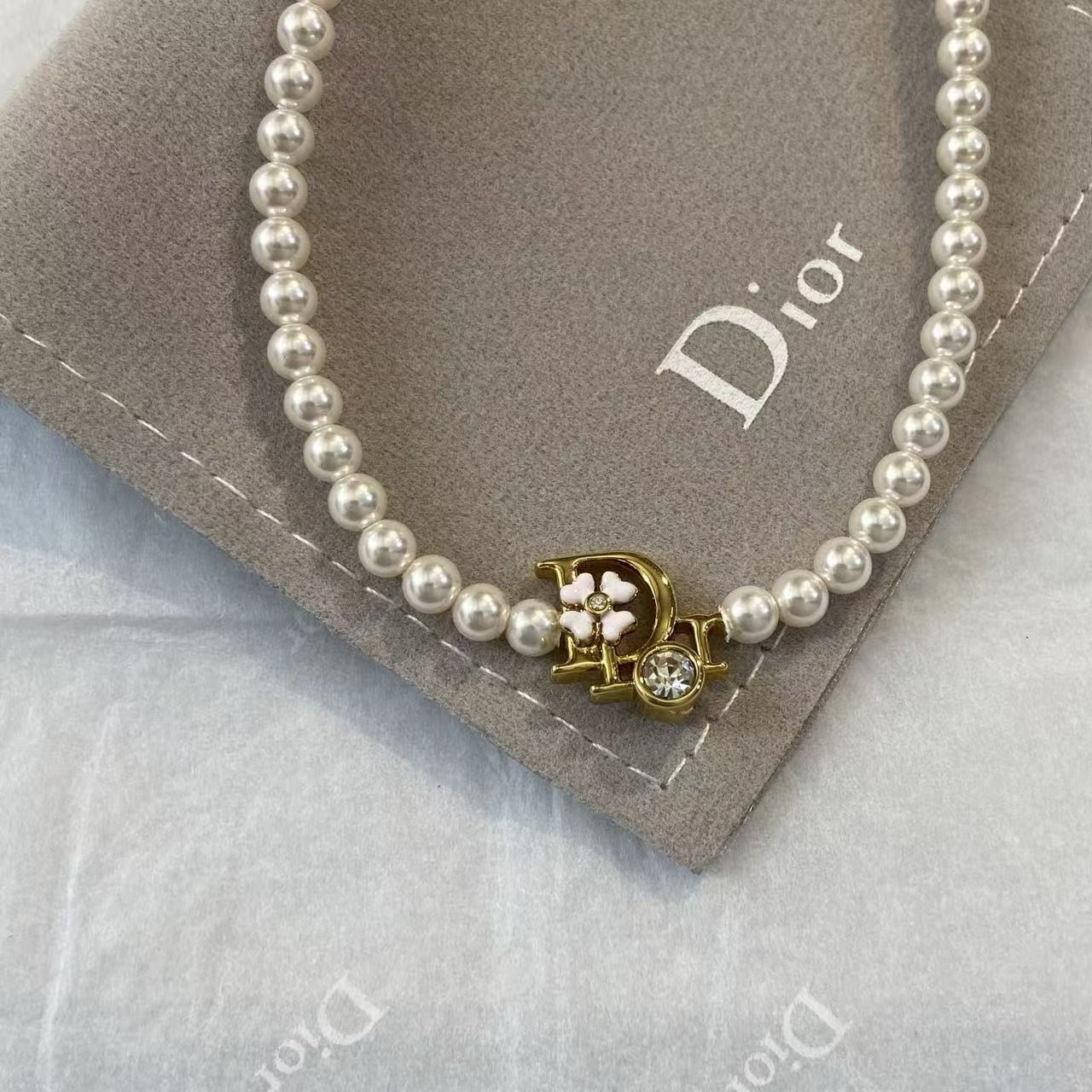 <p>DIOR&nbsp;小花珍珠手链</p>