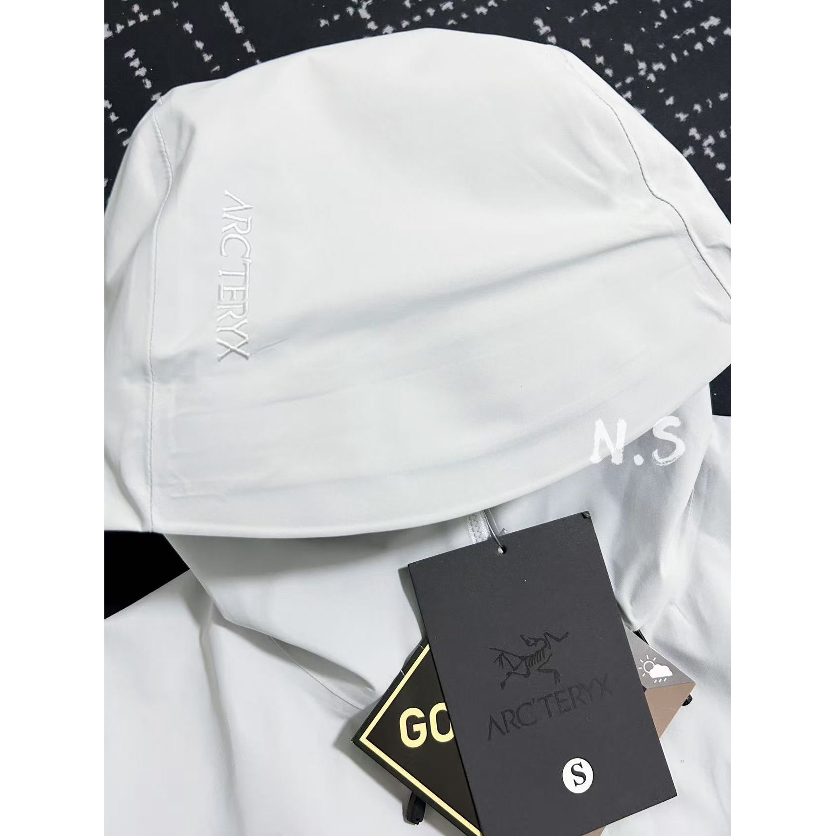 <p>Arc'teryx Beta系列 SL GORE-TEX 硬壳刺绣连帽防水防风透气冲锋衣(极地白)</p>