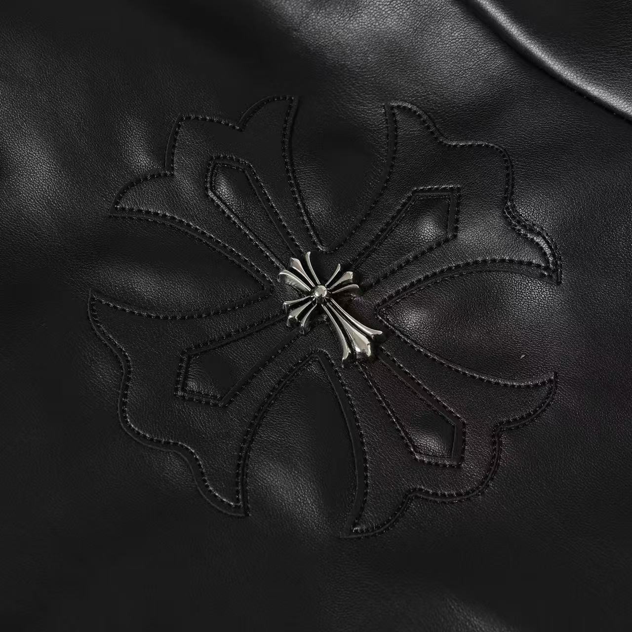 <p>Chrome Hearts 五金十字架皮衣按扣夹克外套(黑)</p>