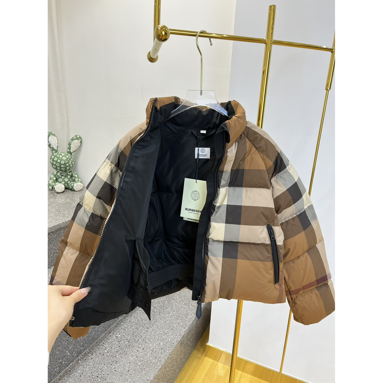 <p>BURBERRY 格纹短款羽绒服(浅驼色)</p>