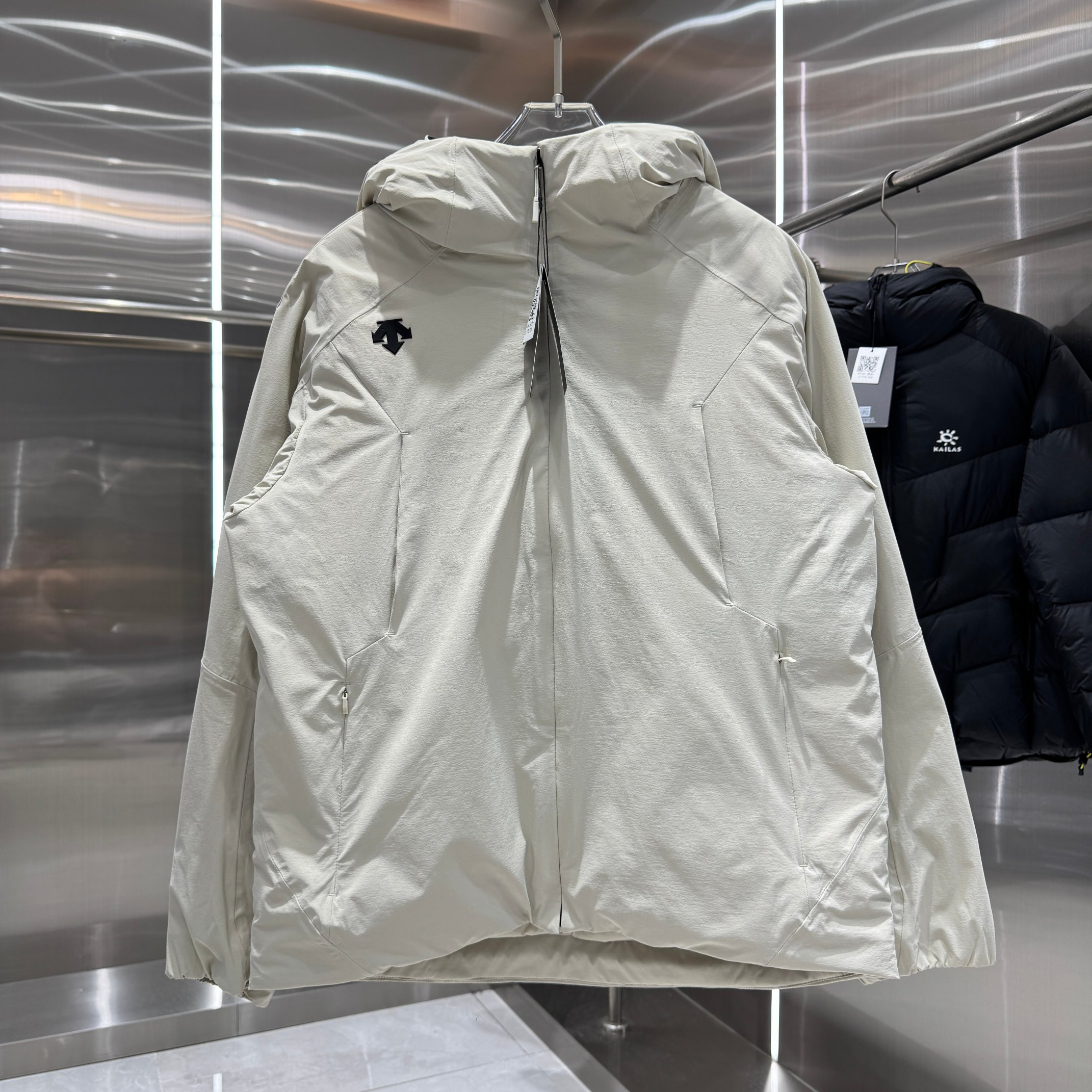 <p>DESCENTE 运动羽绒服(米白)</p>