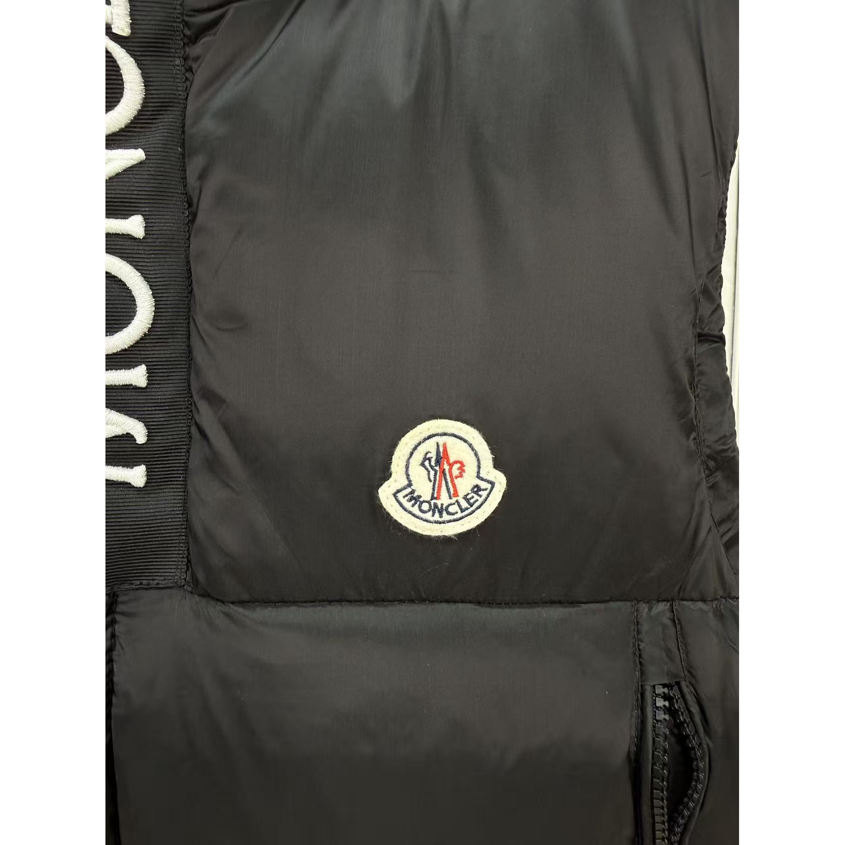<p>Moncler 男士Semeru马甲背心(黑)</p>