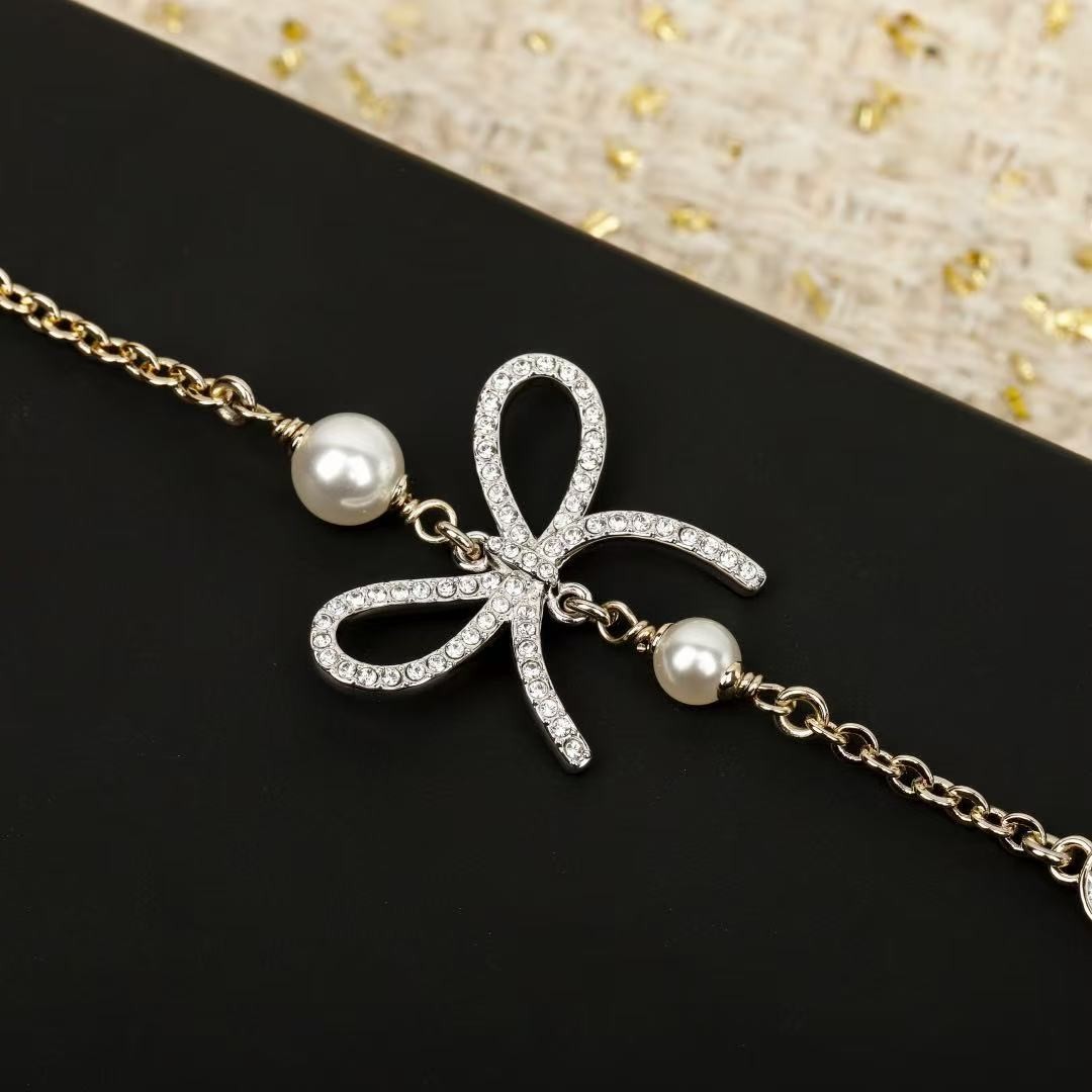 <p>CHANEL&nbsp;蝴蝶结珍珠双c项链</p>