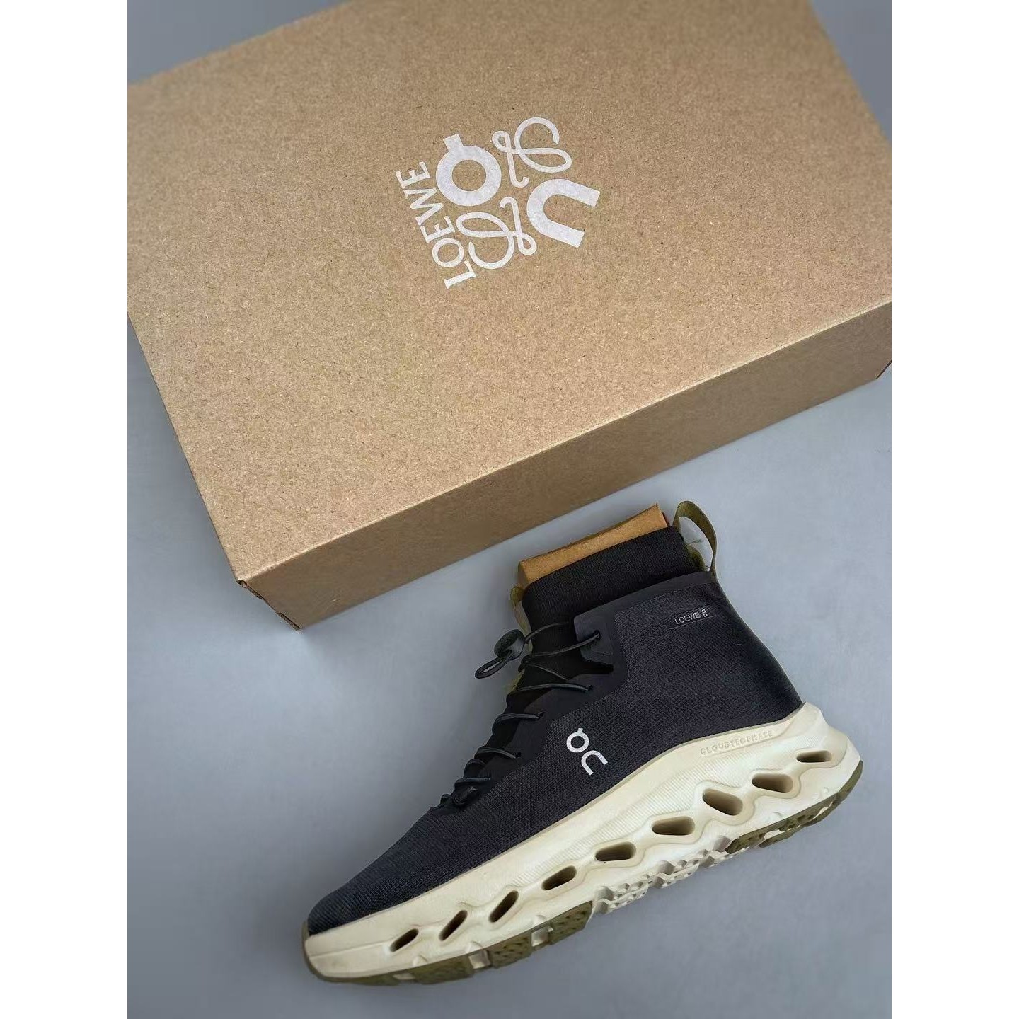 <p>On X Loewe 户外街头机能风跑步鞋(黑)</p>