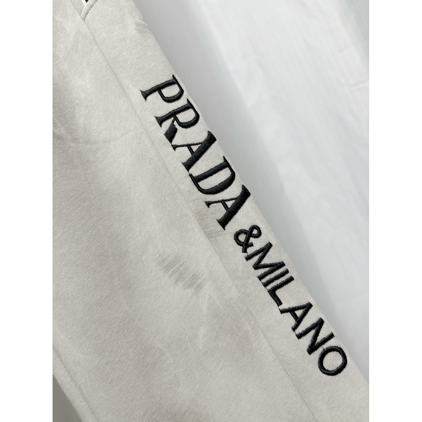 <p>&nbsp;Prada 休闲长裤(灰)</p>