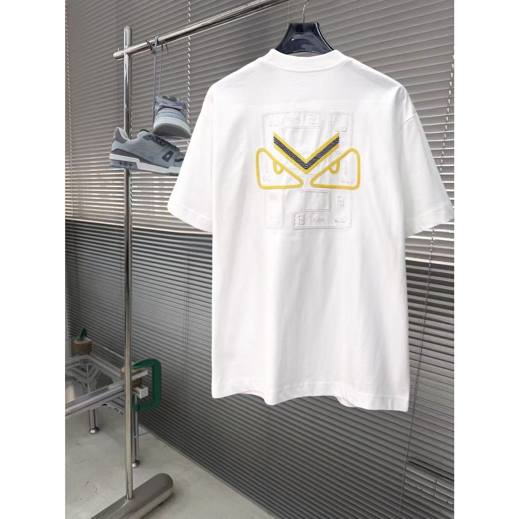 <p>FENDI 专柜新款短袖T恤(白)</p>