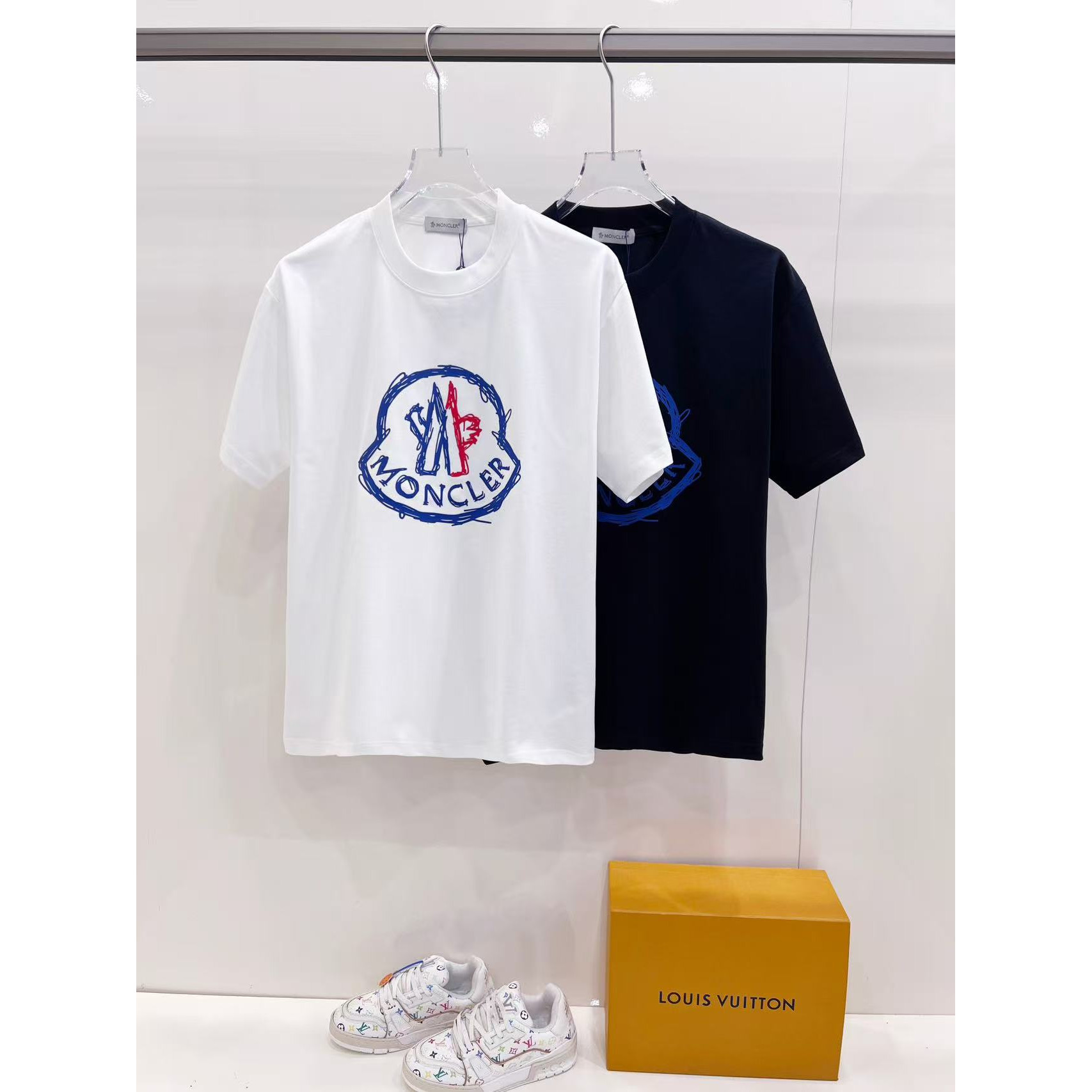 <p>MONCLER&nbsp;短袖圆领T恤(白)</p>