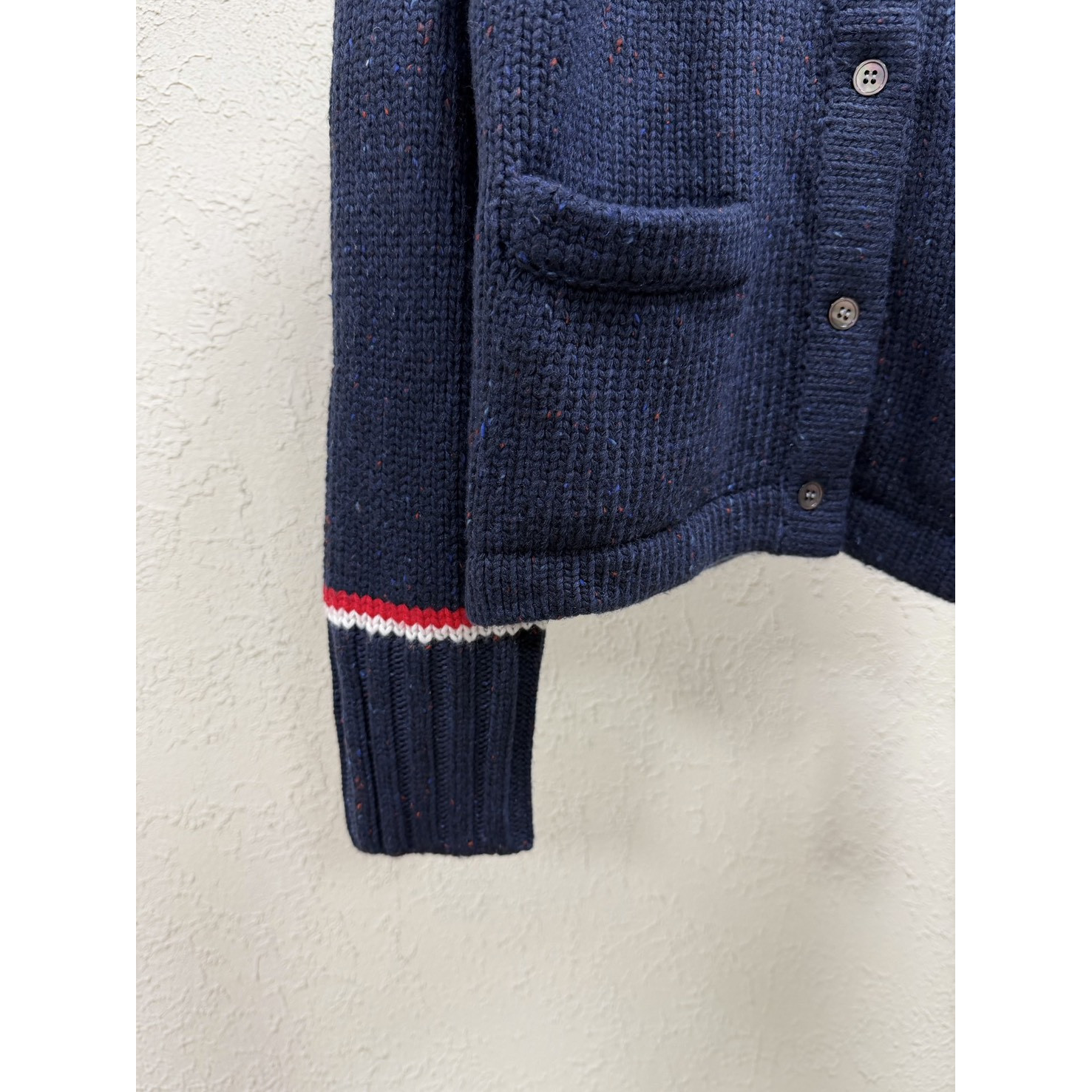 <p>Thom Browne 藏蓝羊毛开衫</p>