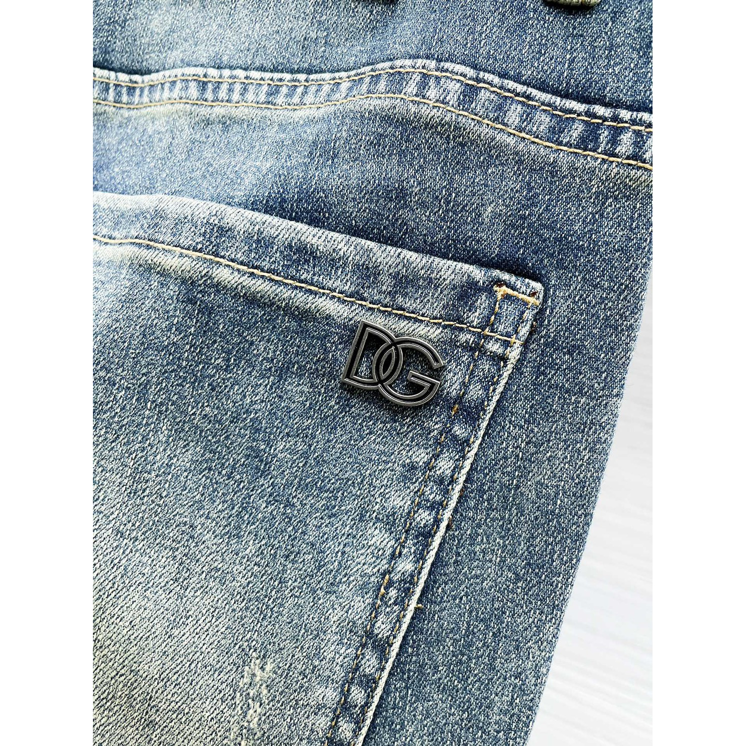 <p>D&amp;G&nbsp;高品质牛仔裤(淺藍)</p>