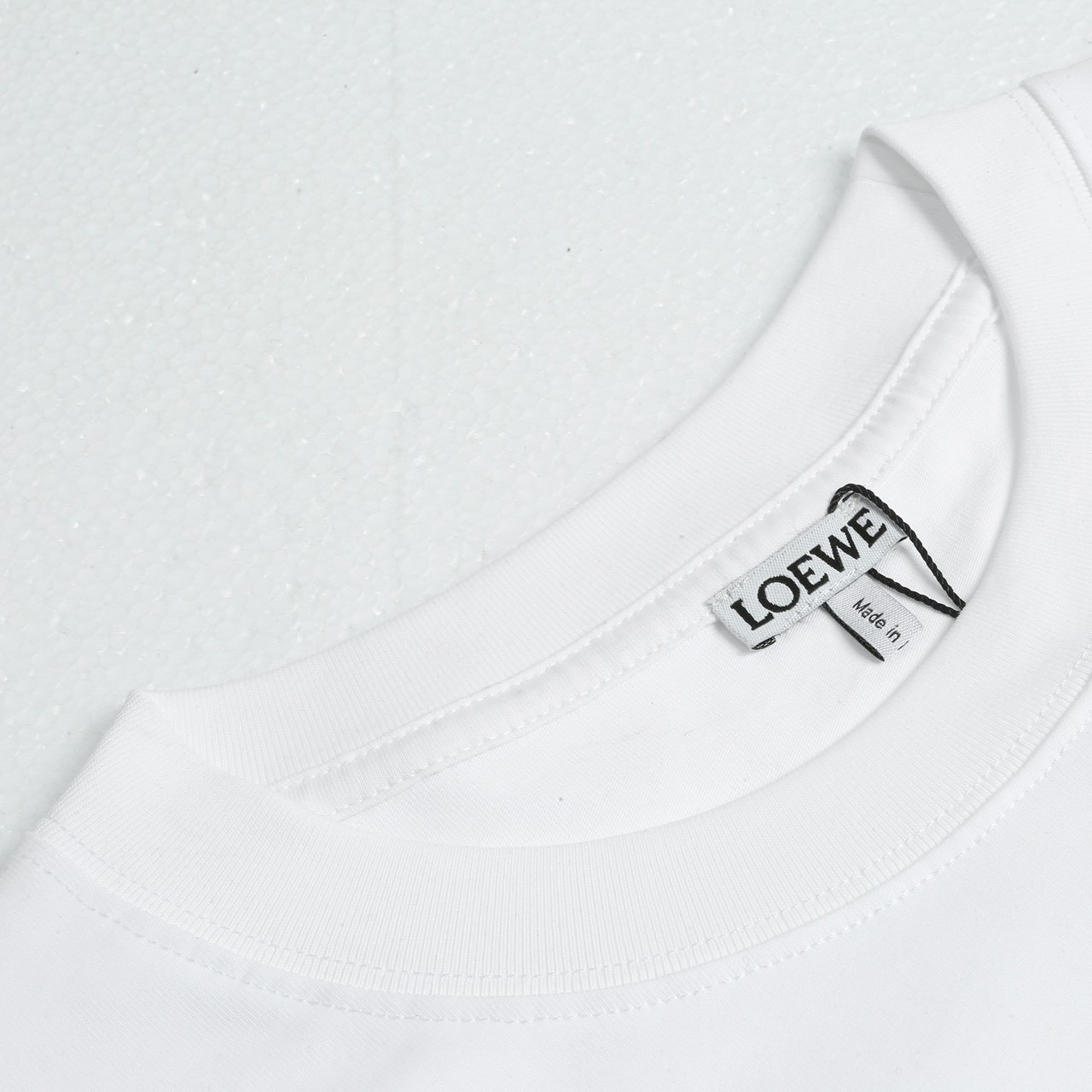 <p>LOEWE &nbsp;logo绣花短袖T恤(白)</p>