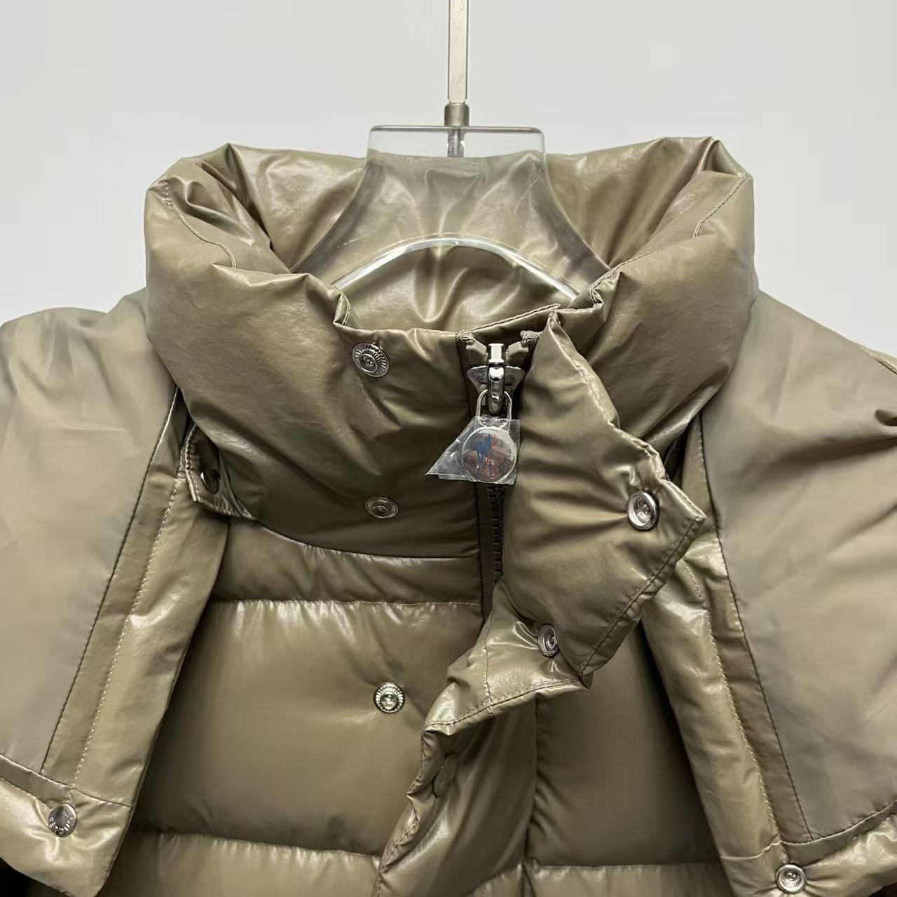 <p>Moncler 70周年双标连帽羽绒服(深棕色)</p>
