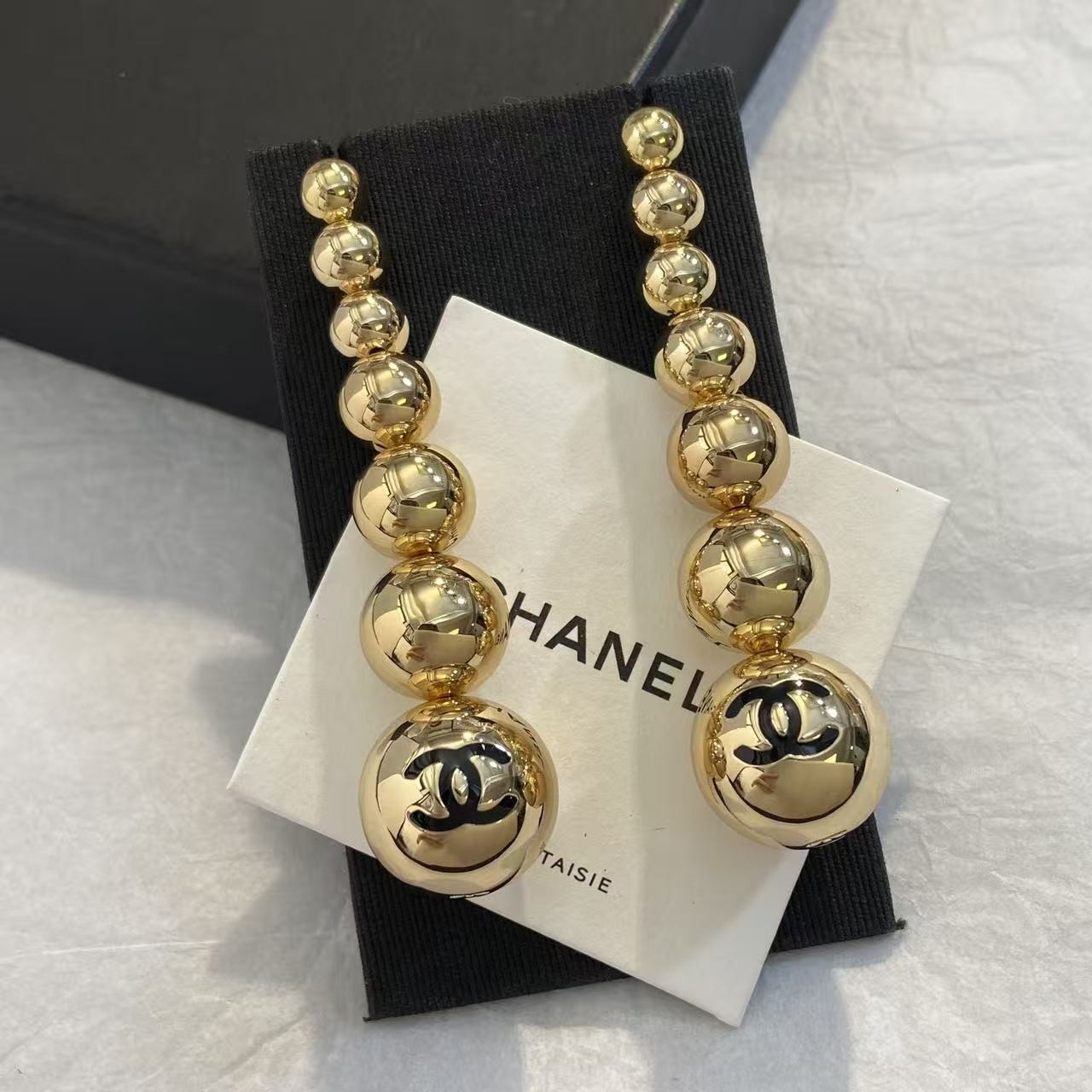 <p>CHANEL 金色球形耳环​​</p>