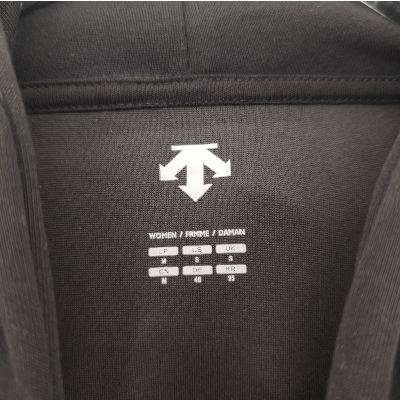 <p>DESCENTE 連帽長袖T恤(黑)</p>