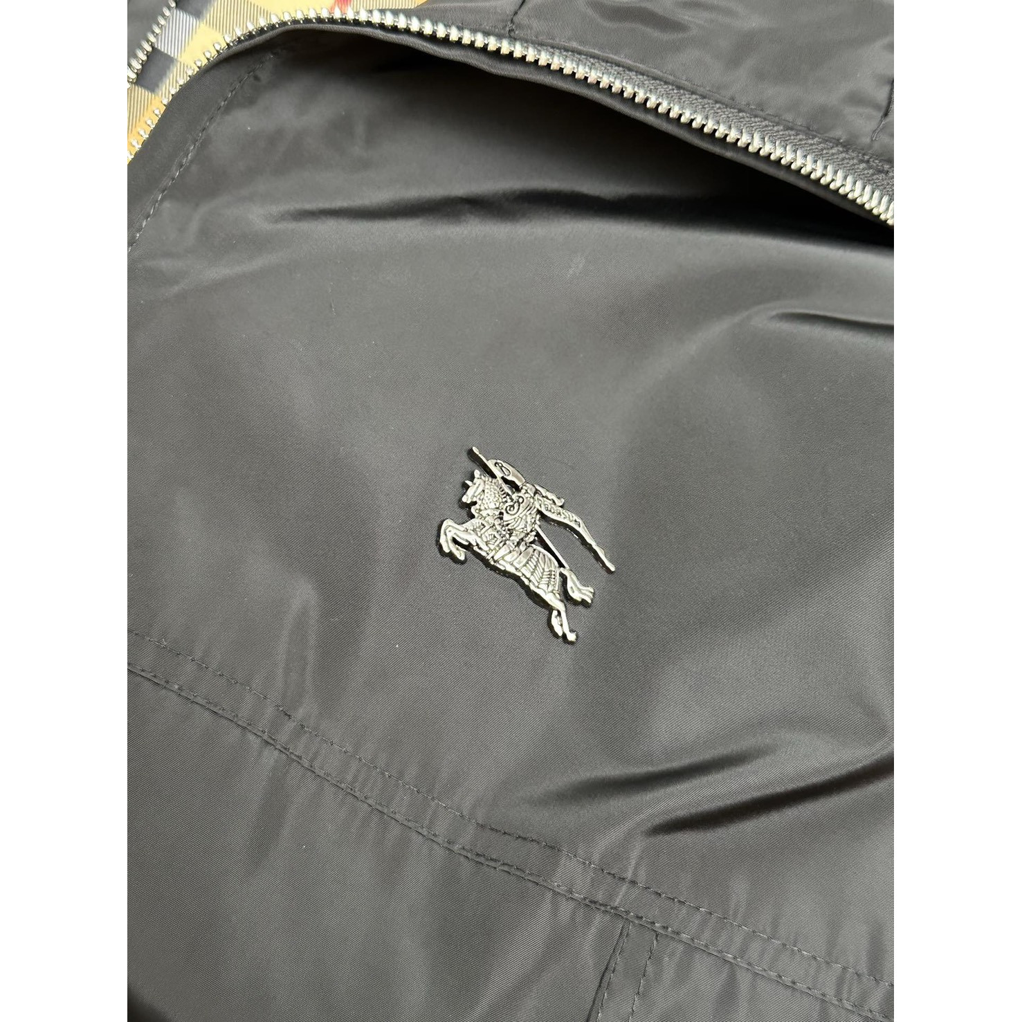 <p>Burberry 连帽防风外套(黑)</p>