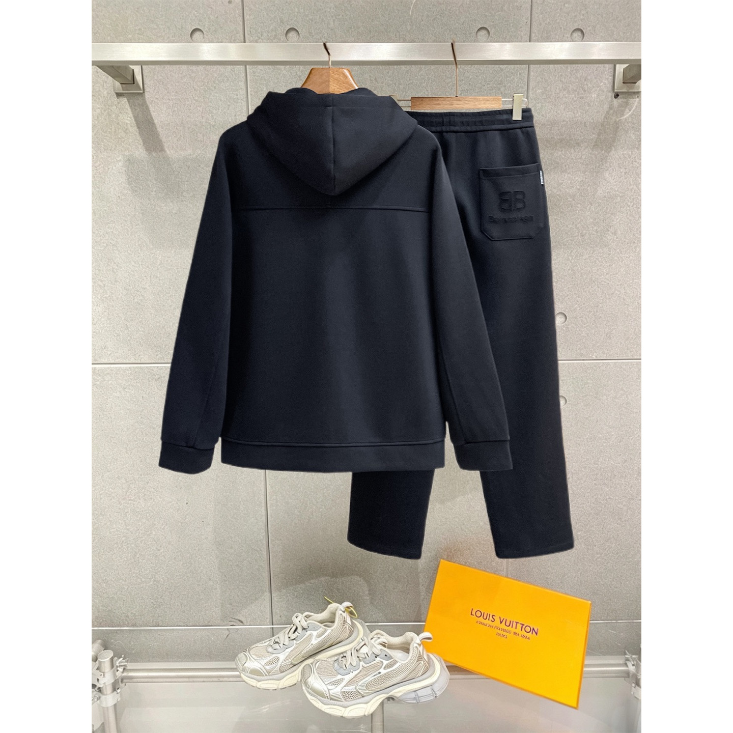 <p>Balenciaga&nbsp;套裝(黑)</p>