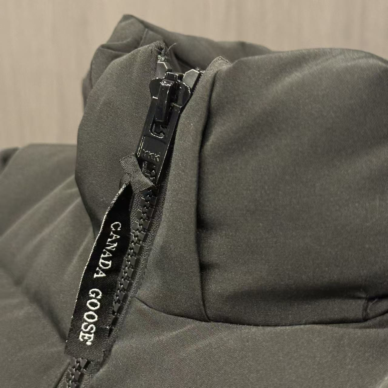 <p>Canada Goose 可拆卸兜帽全長款羽绒服(黑)</p>