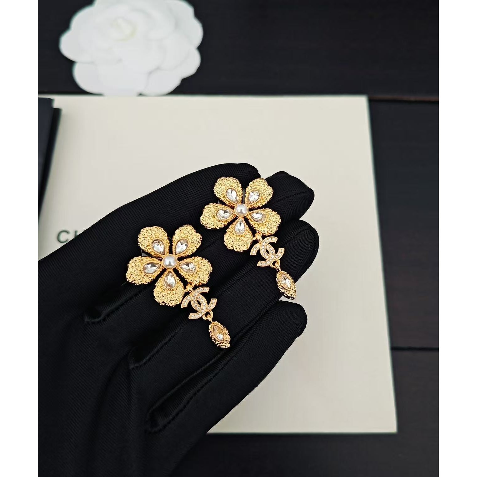 <p>CHANEL&nbsp;金色花朵长耳环</p>