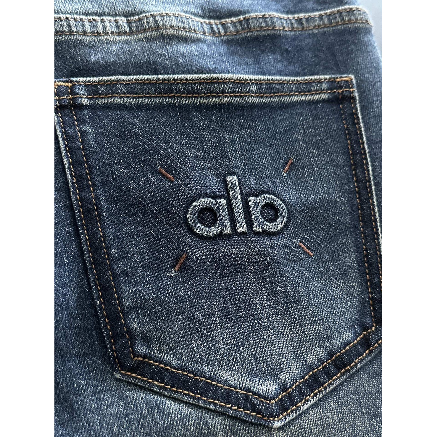 <p>ALO&nbsp;高品质牛仔裤</p>