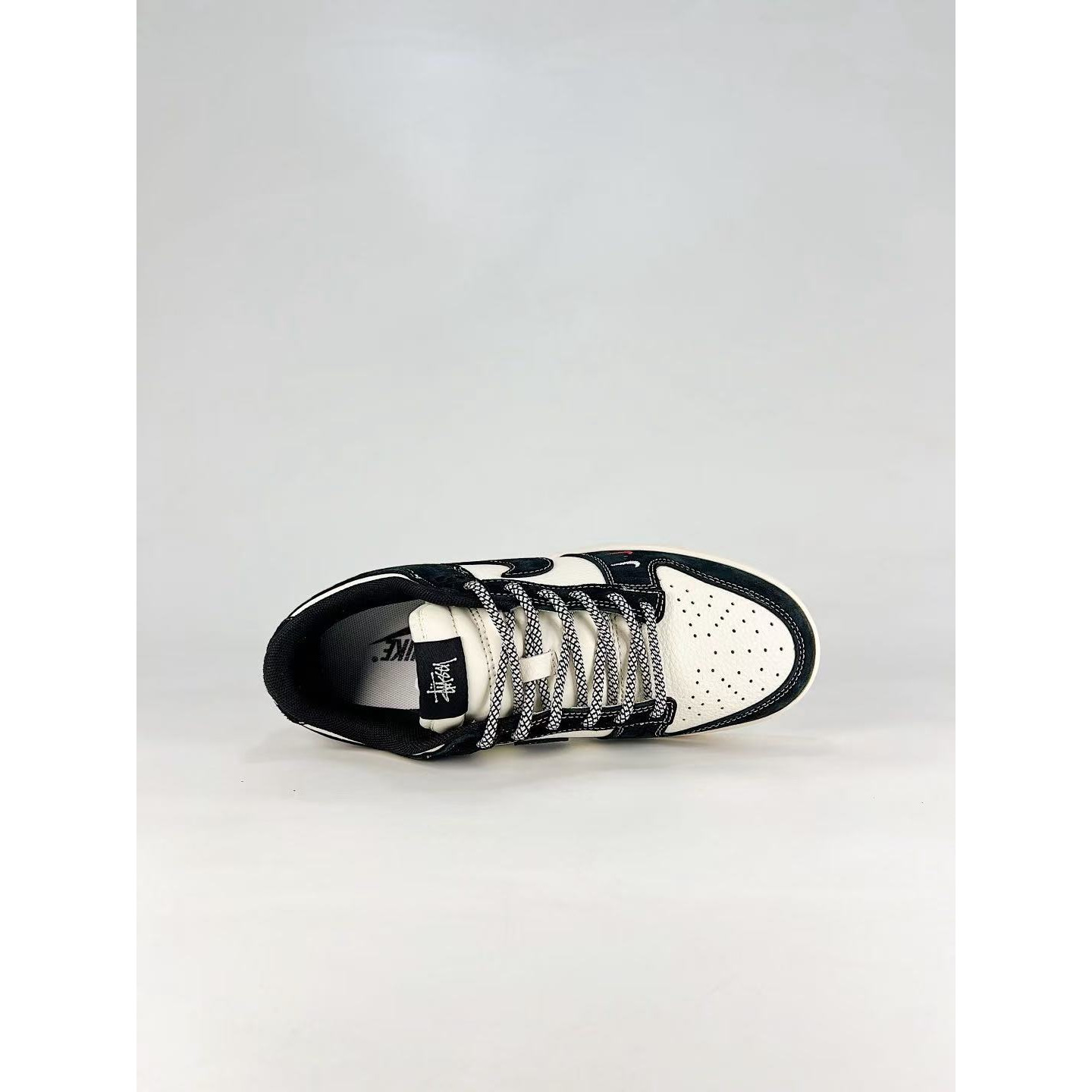 <p>NIKE DUNK SB LOW 全新配色&nbsp;</p>