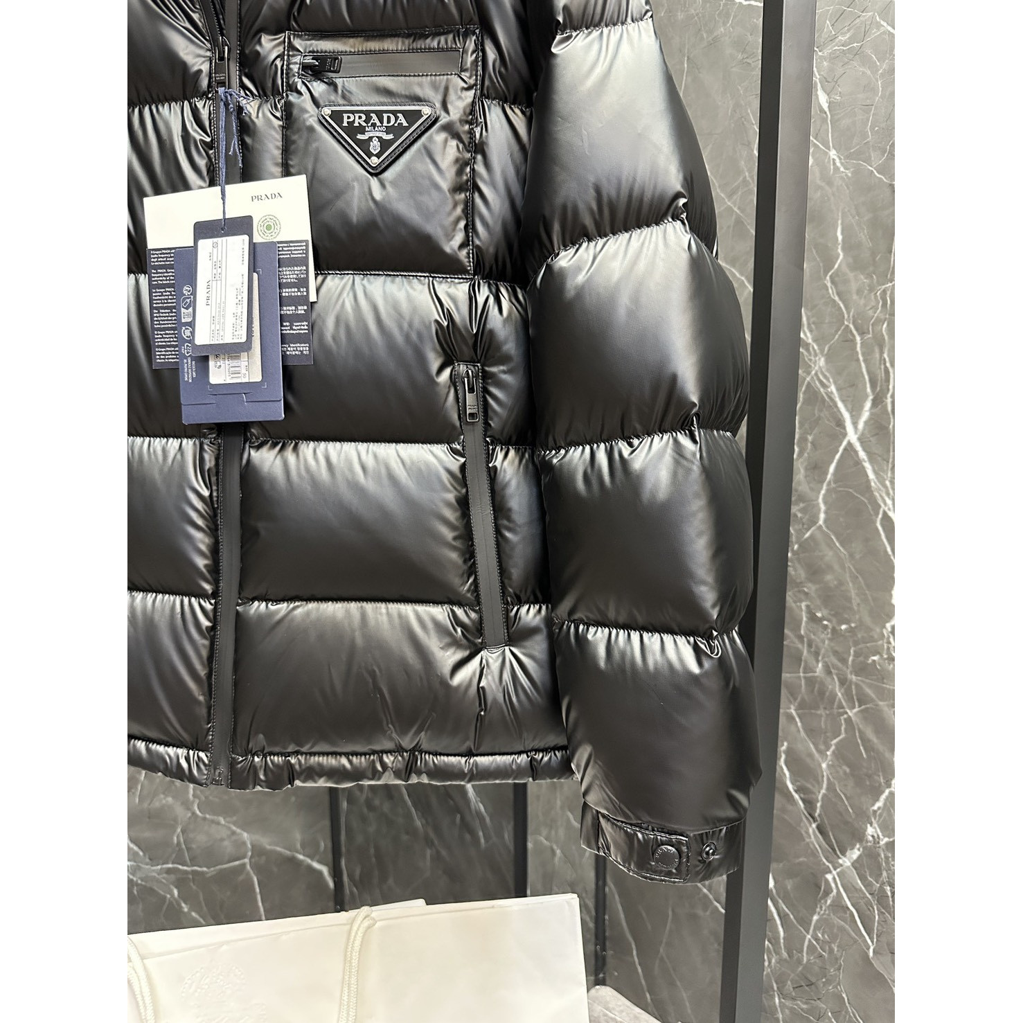 <p>PRADA 新款羽绒服(黑)</p>
