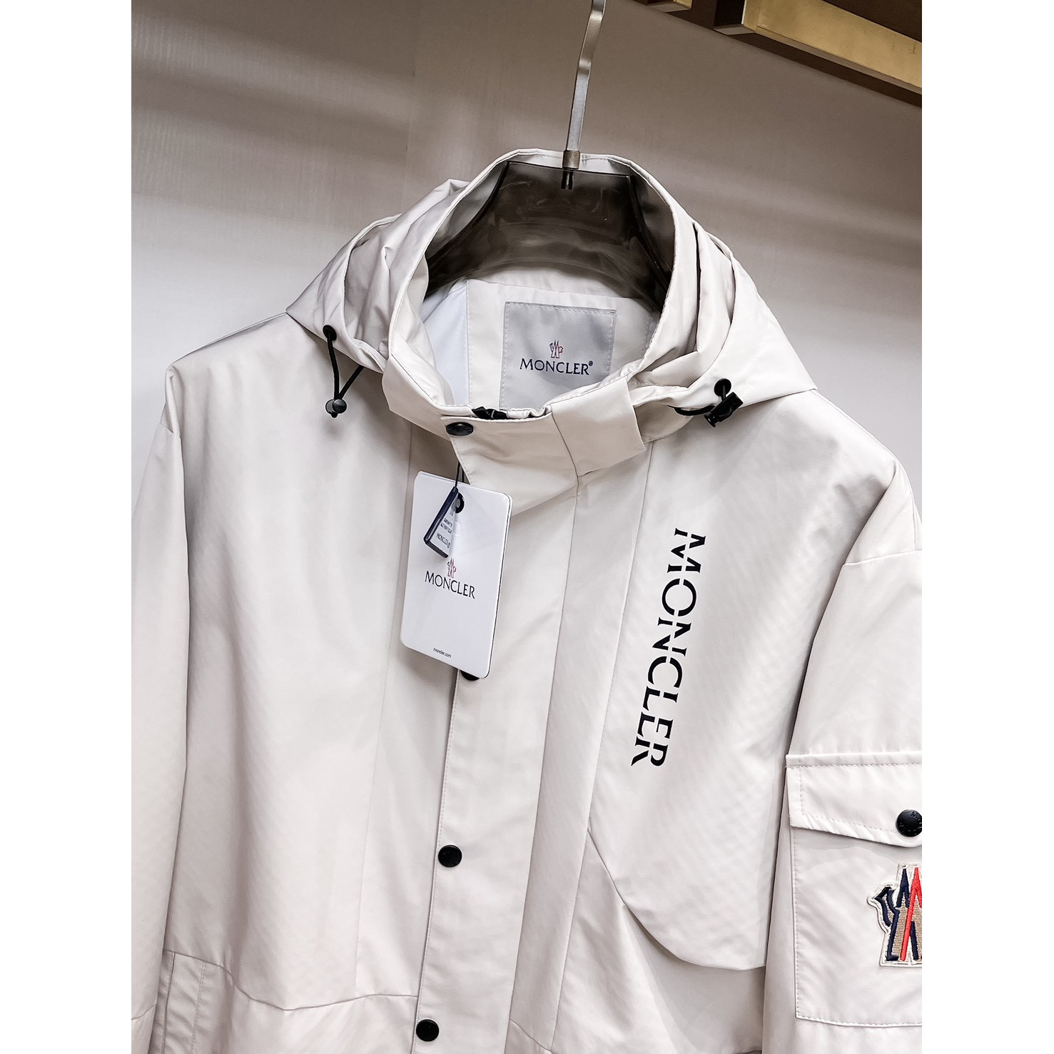 <p>MONCLER&nbsp;男士夹克外套(白)</p>