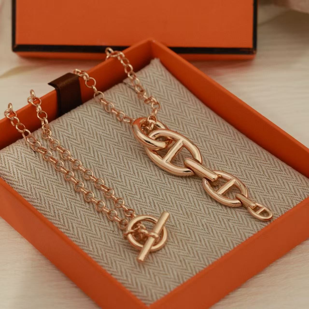 <p>HERMES&nbsp; Farandole光金猪鼻子项链</p>