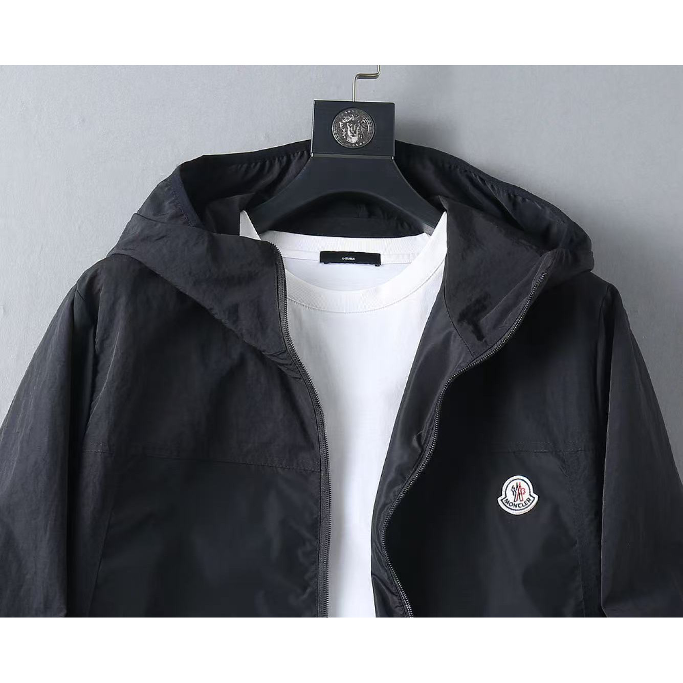 <p>MONCLER 男士夹克外套(800820)</p>