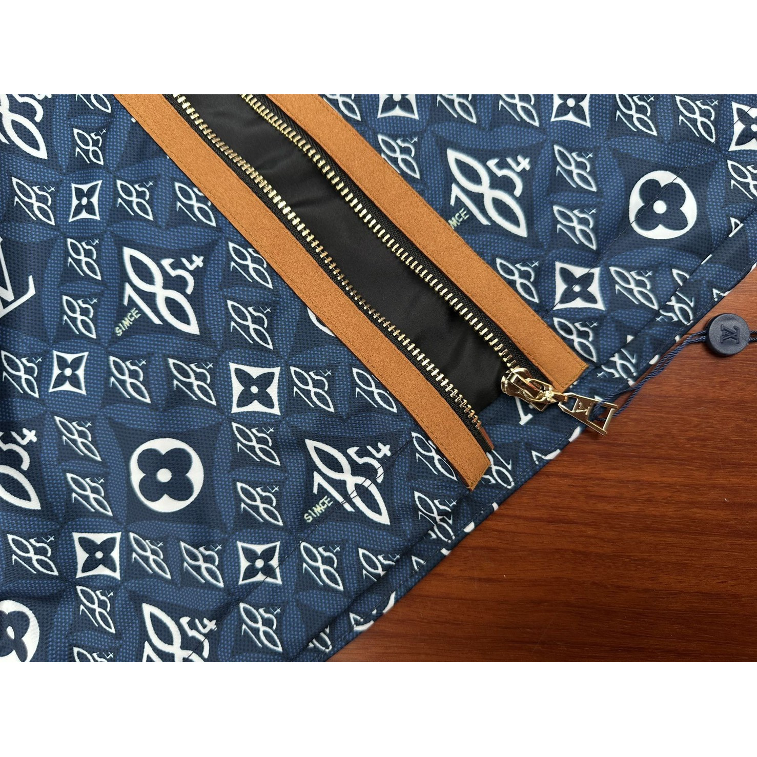<p>LOUIS VUITTON 满印老花连帽防风夹克</p>