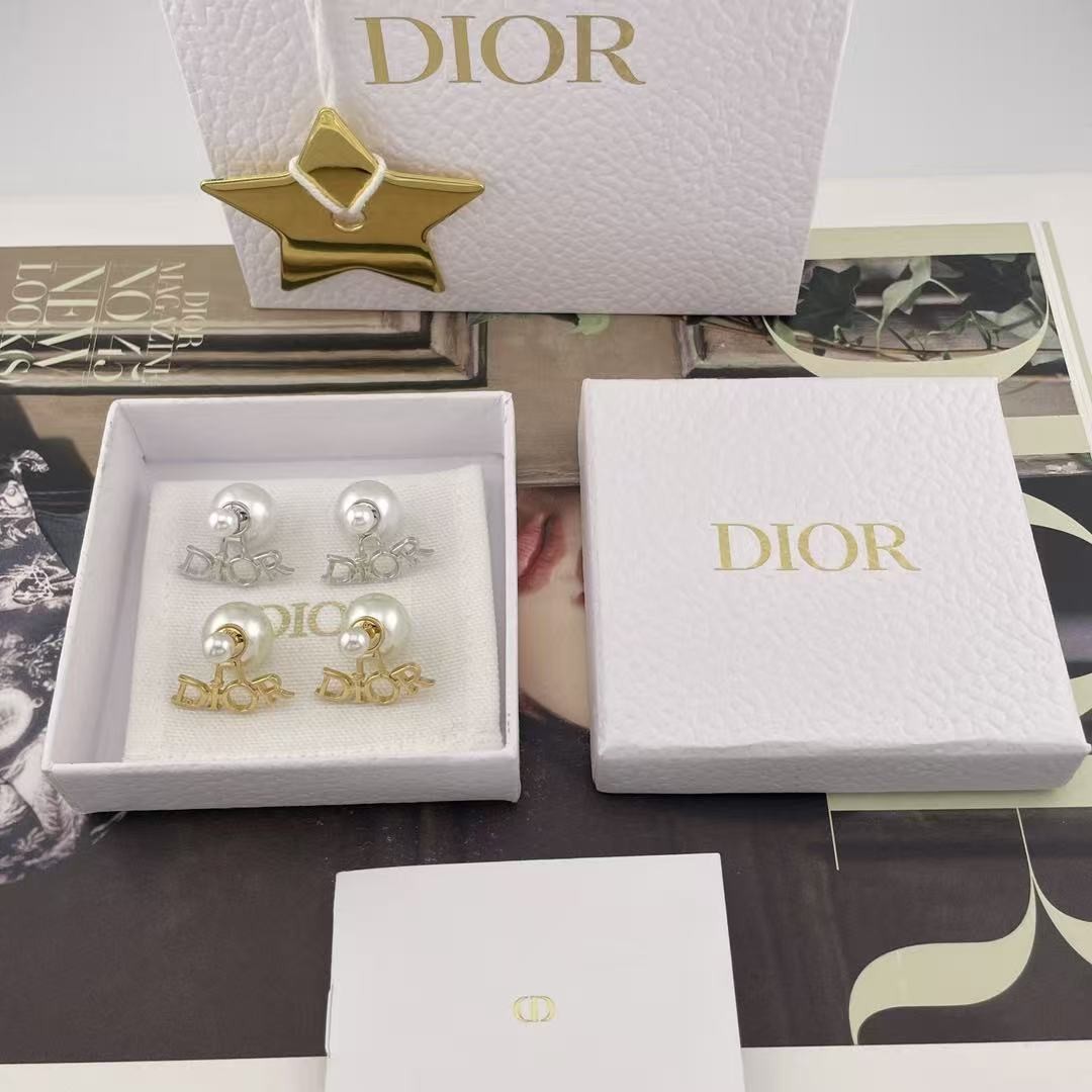 <p>DIOR&nbsp;字母双珠耳钉</p>