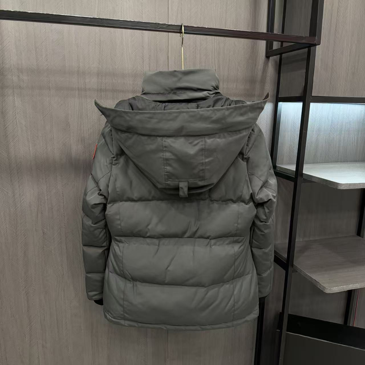 <p>Canada Goose Chelse*派克大衣羽绒服(灰色紅標)</p>