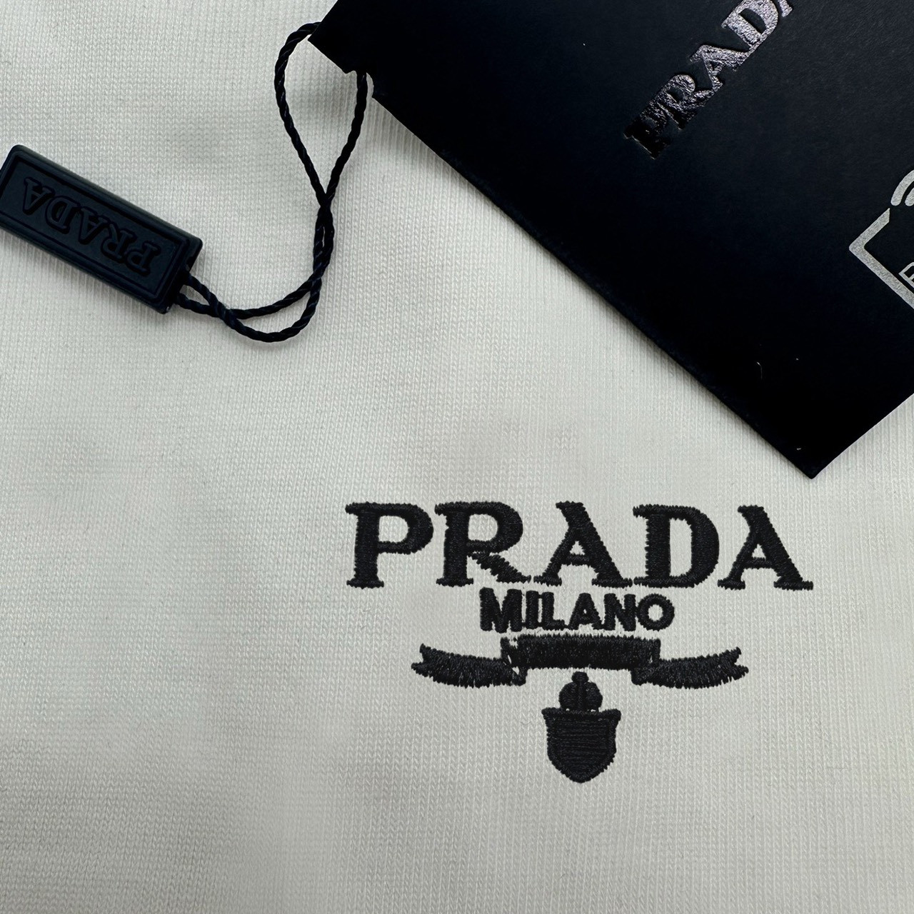 <p>PRADA&nbsp;刺绣字母T恤(白色)</p>