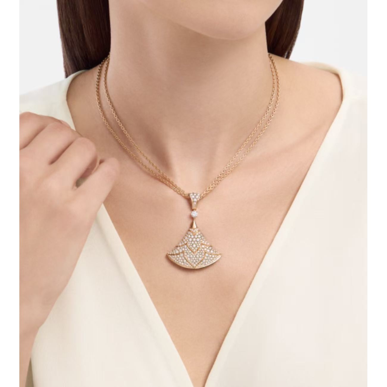 <p>BVLGARI&nbsp; 高级满钻雪山项链</p>
