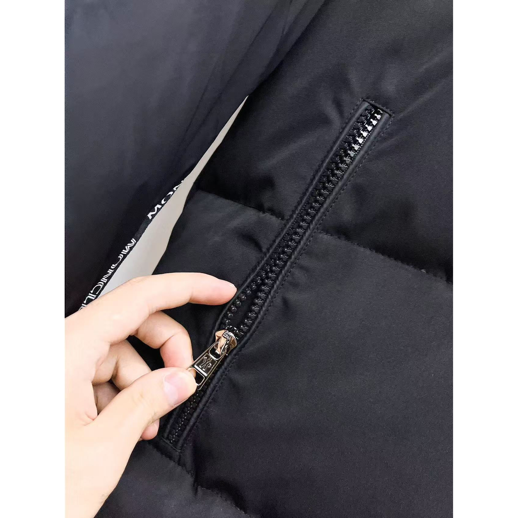 <p>MONCLER 秋冬新款羽绒服(黑)</p>