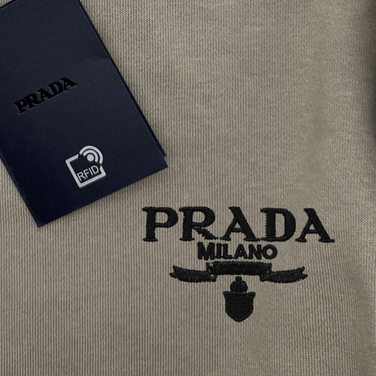 <p>PRADA&nbsp;刺绣字母T恤(咖啡色)</p>