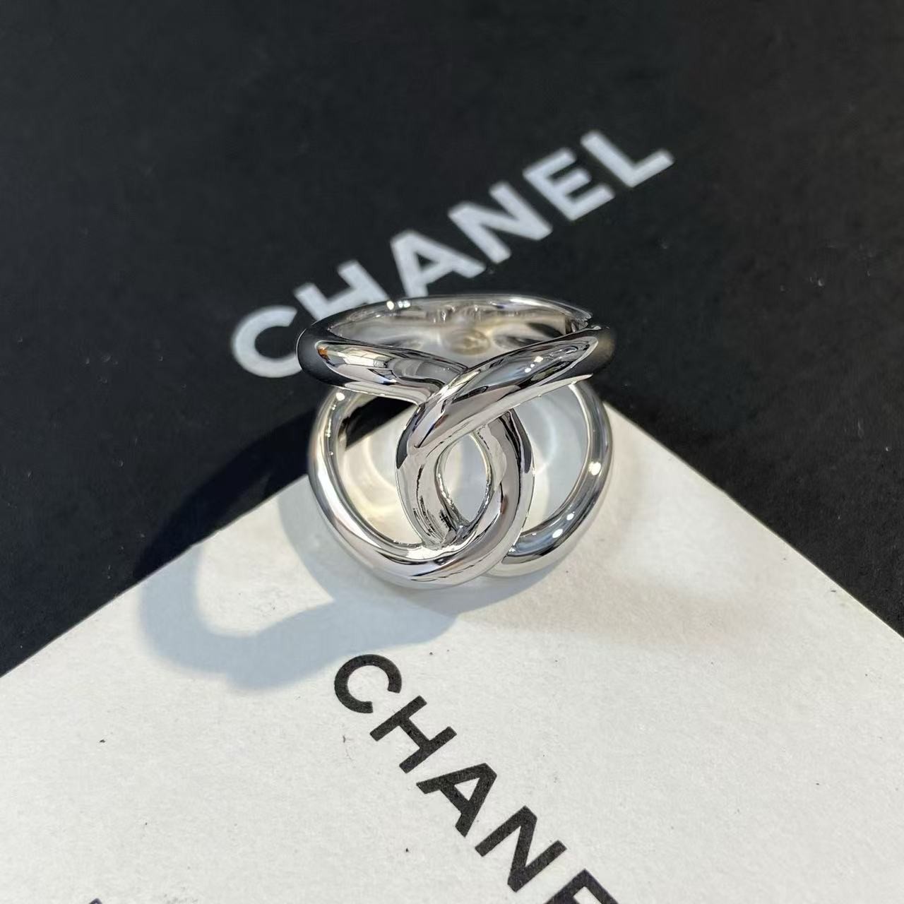 <p>CHANEL 镂空双c戒指</p>