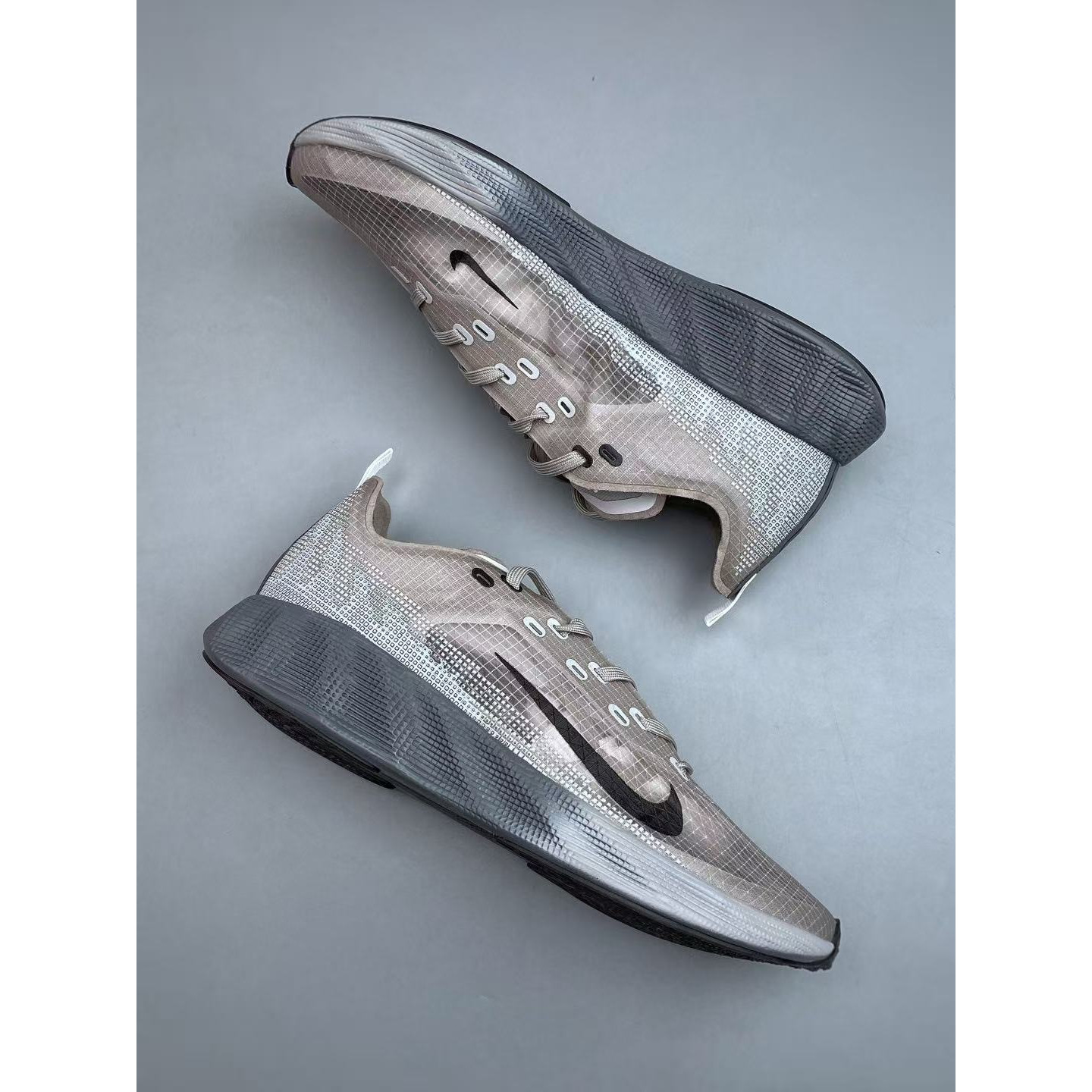 <p>Nike AVA X 透气支撑跑步鞋(褐色)</p>