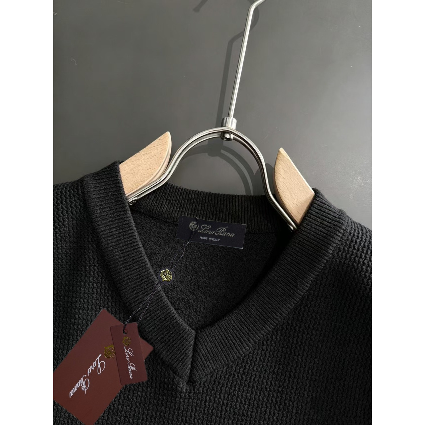 <p>Loro Piana V领针织马甲(黑)</p>