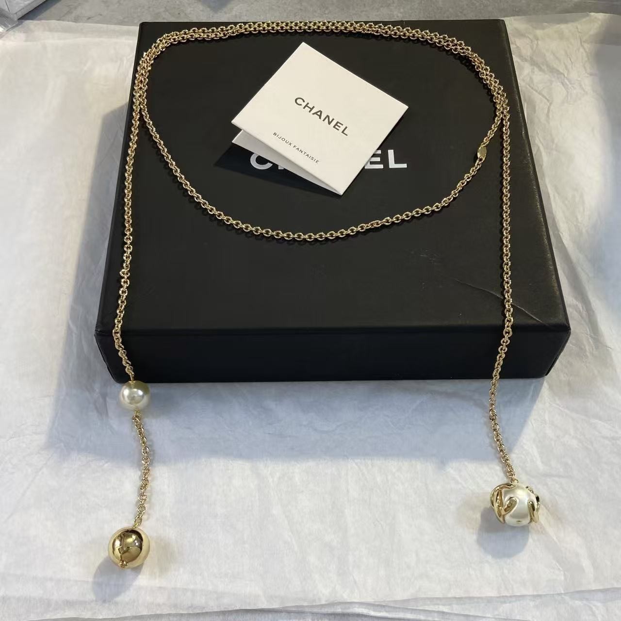 <p>CHANEL 抱珠吊金珠毛衣链</p>