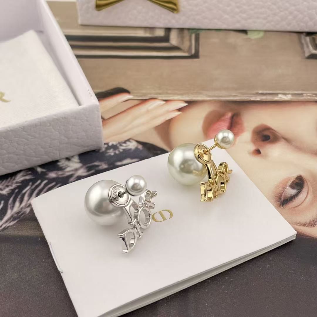 <p>DIOR&nbsp;字母双珠耳钉</p>