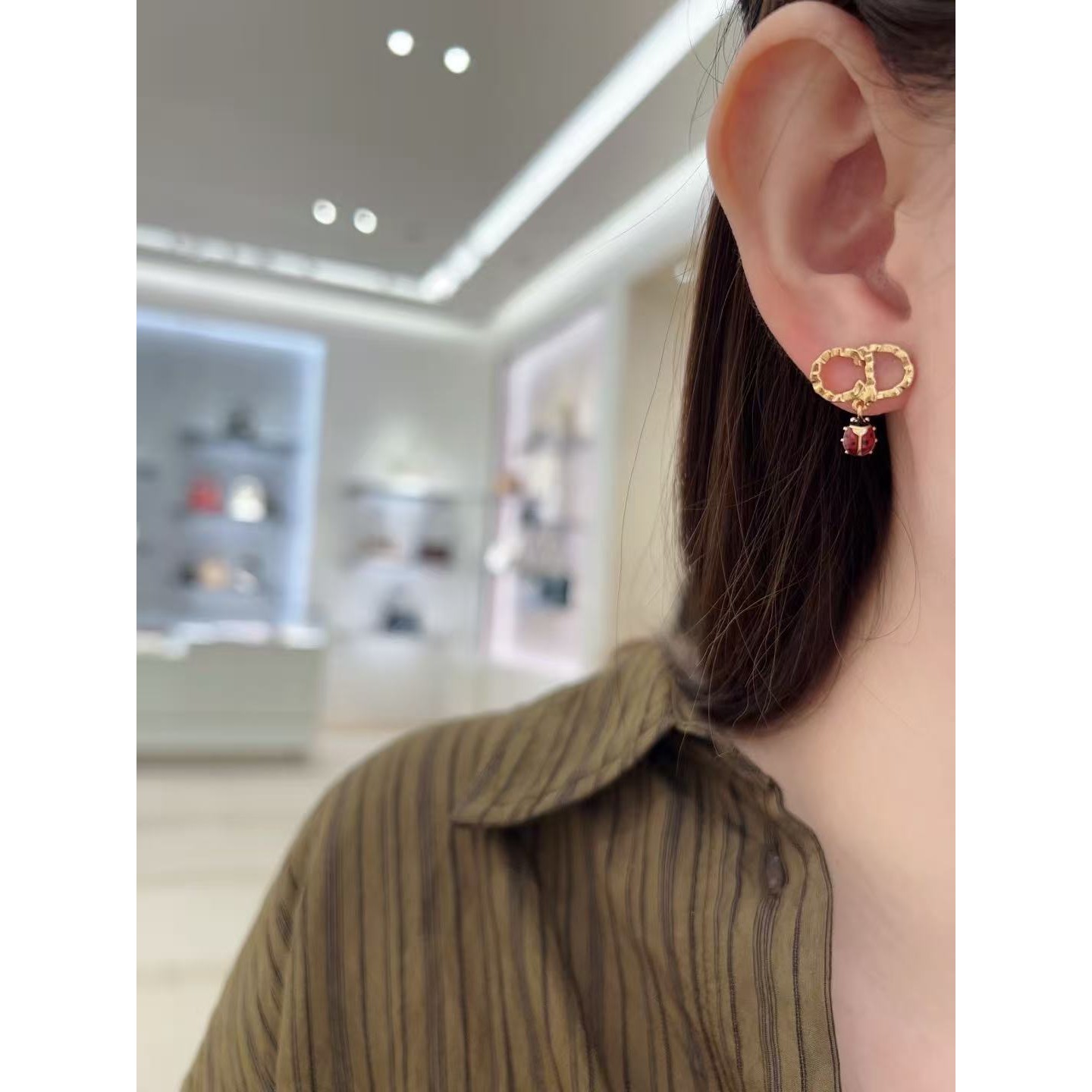 <p>DIOR 七夕限定瓢虫CD耳钉</p>