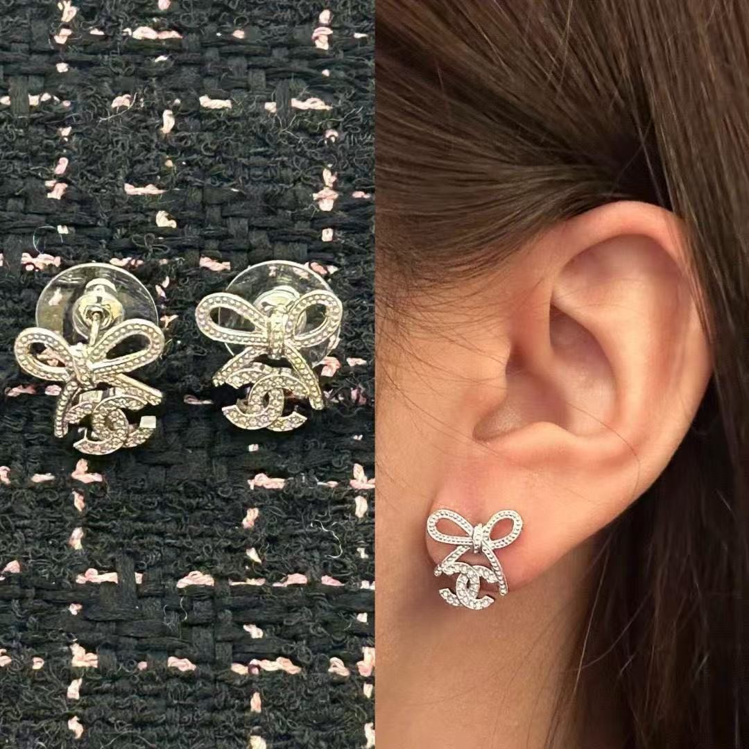 <p>CHANEL&nbsp;蝴蝶结吊双C耳钉</p>