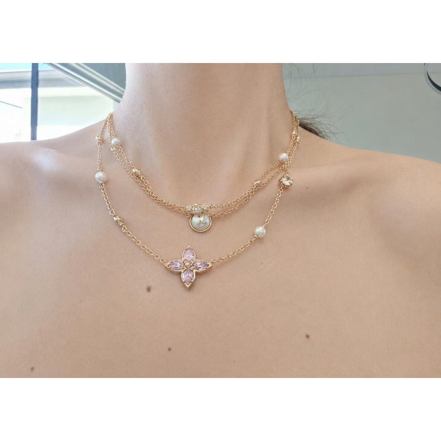 <p>CHANEL 山茶花四叶草耳环</p>